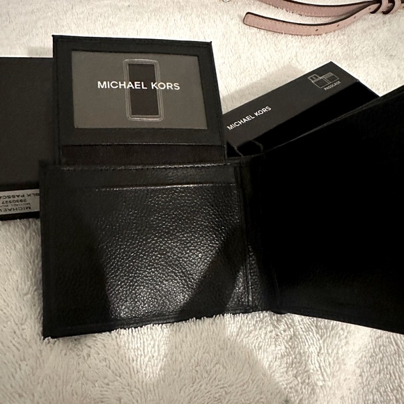 Michael Kors wallet - Picture 3 of 10